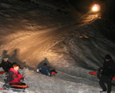 Descente en luge nocturne